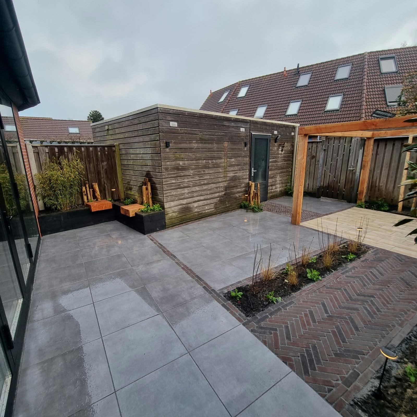 Terras van keramische tegels voor een tuinhuis