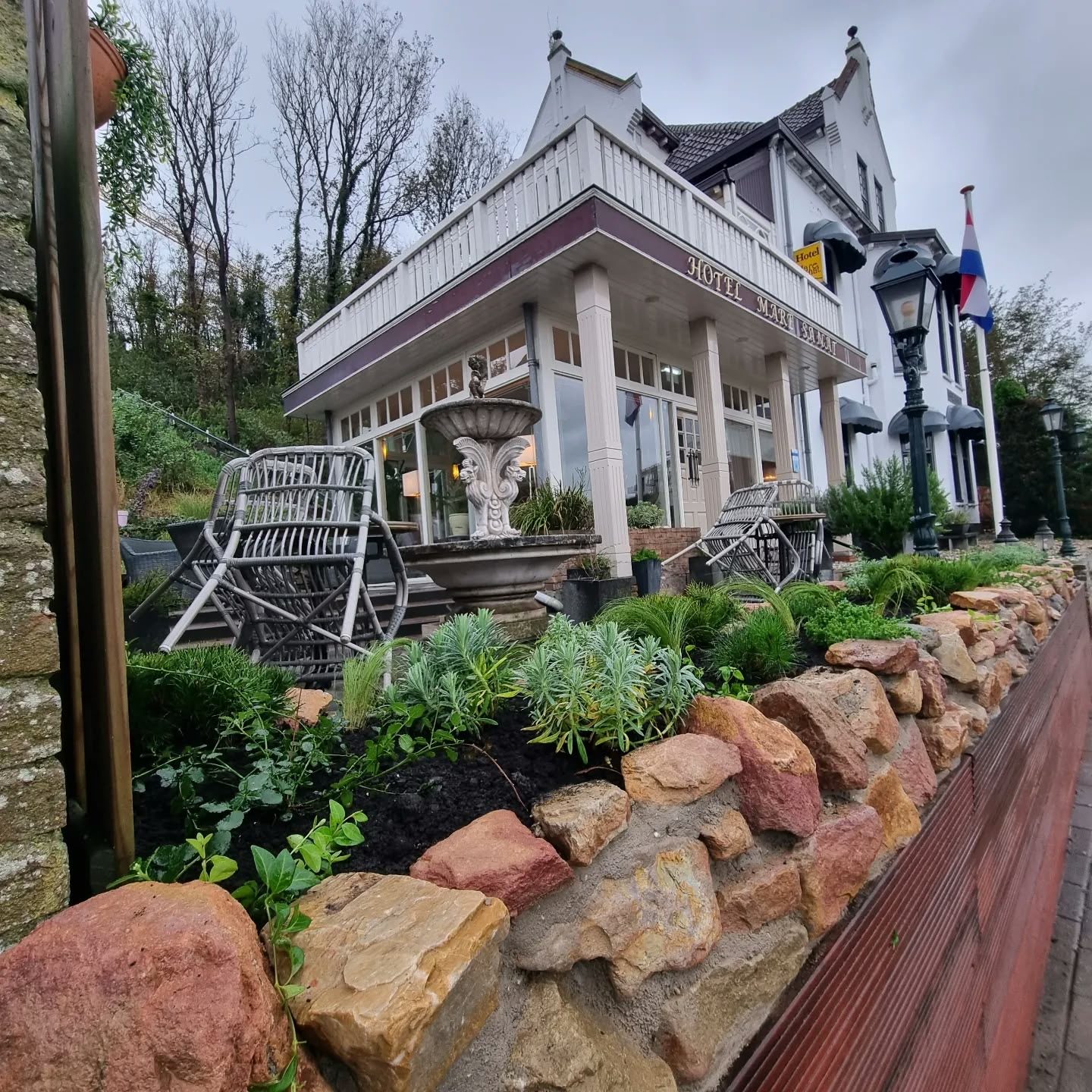 Border met natuursteen bij Hotel Mare Sanat