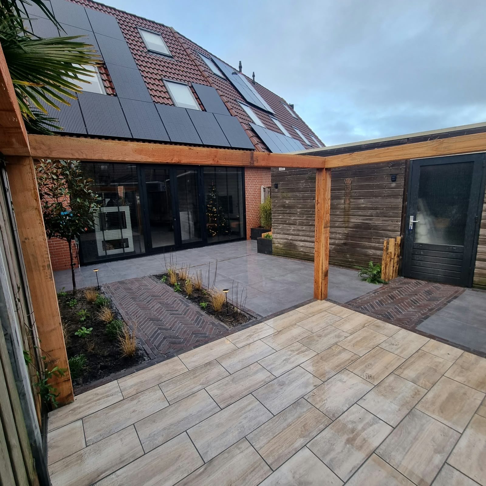 Douglas pergola boven terras van tegels in houtlook