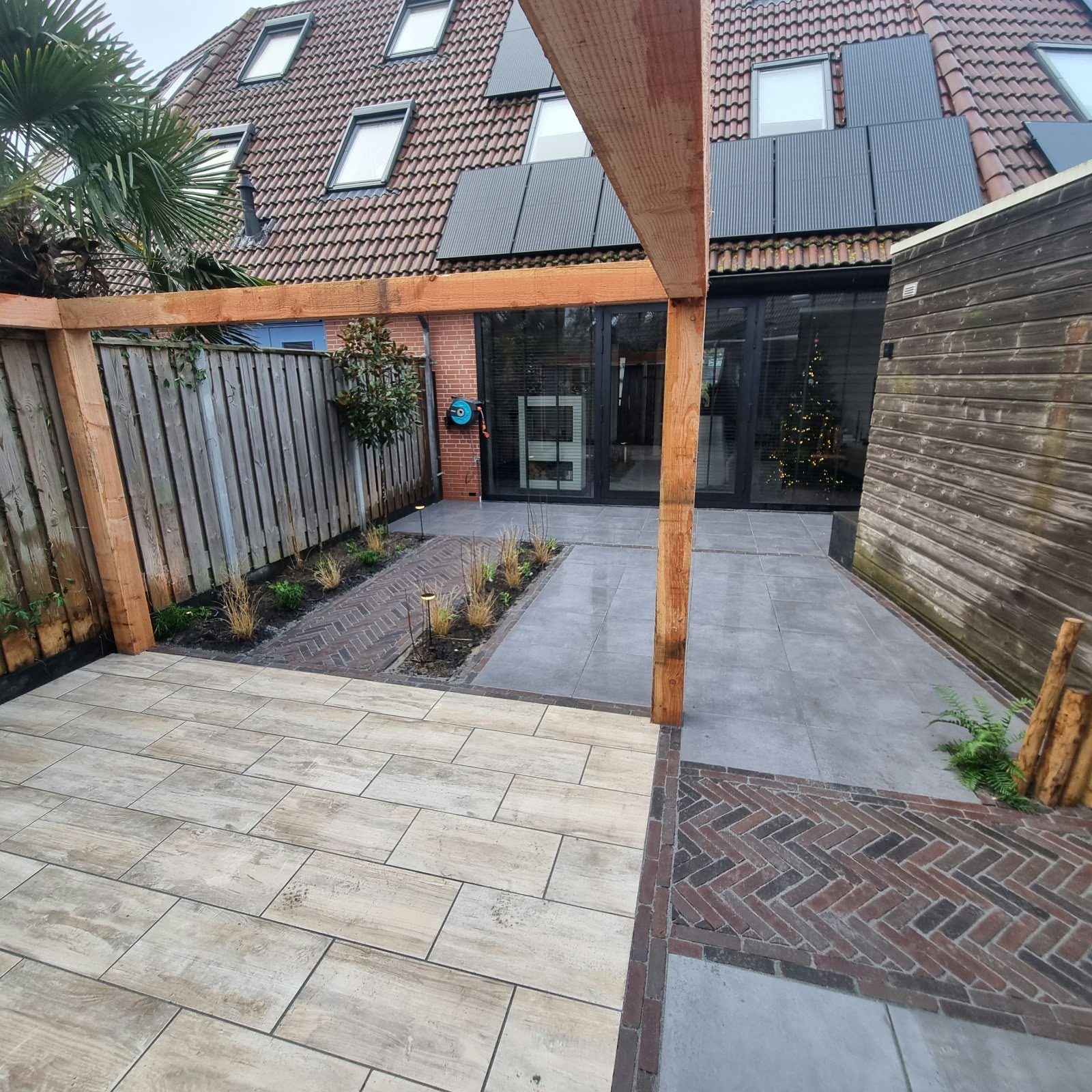 Douglas pergola boven terras van keramische tegels