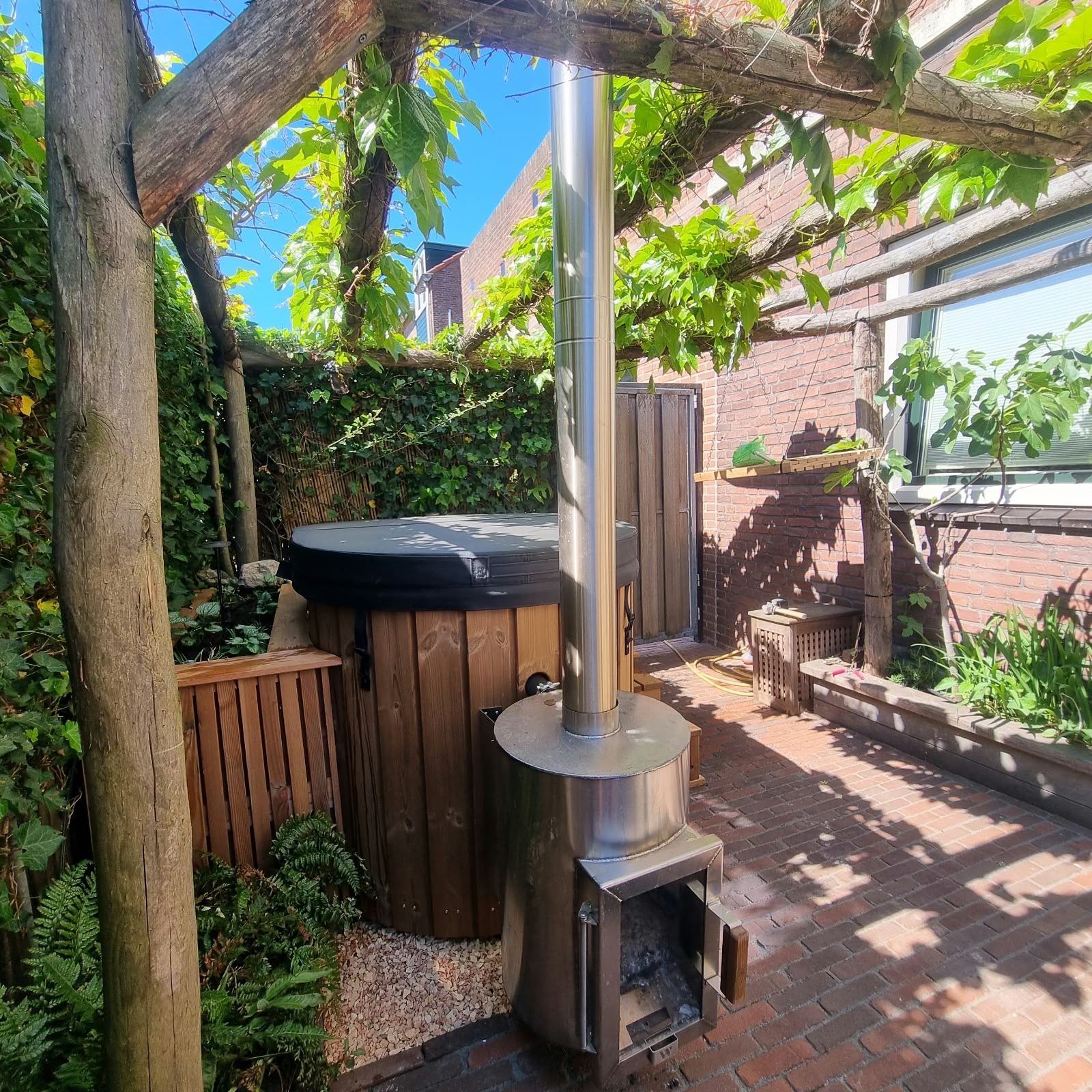 Hottub onder een houten pergola