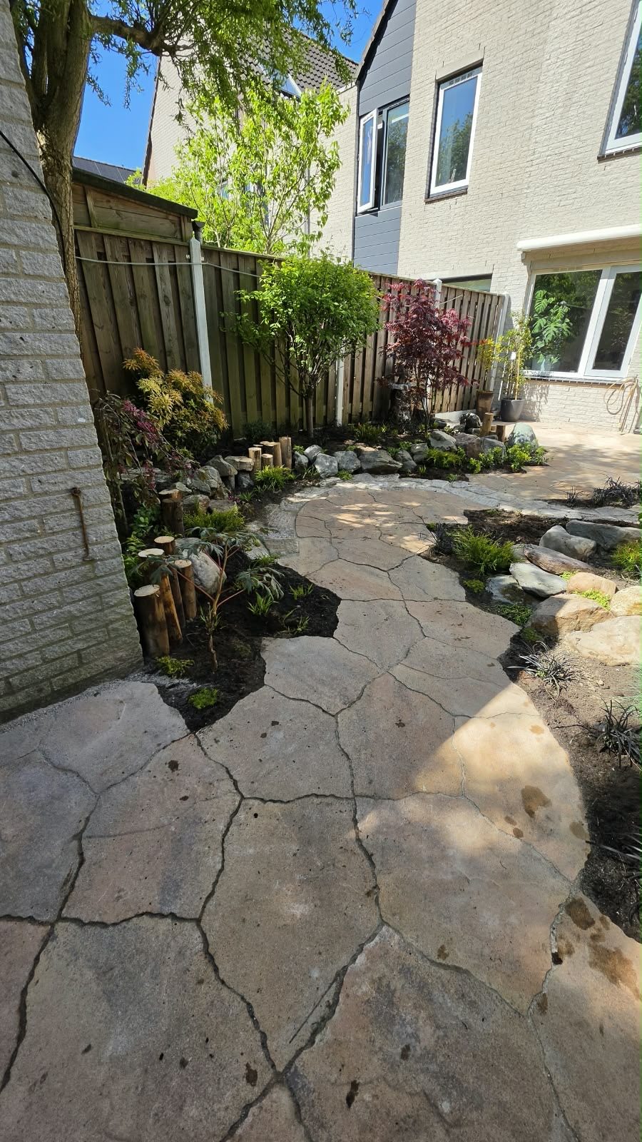 Natuurstenen pad door een zijtuin