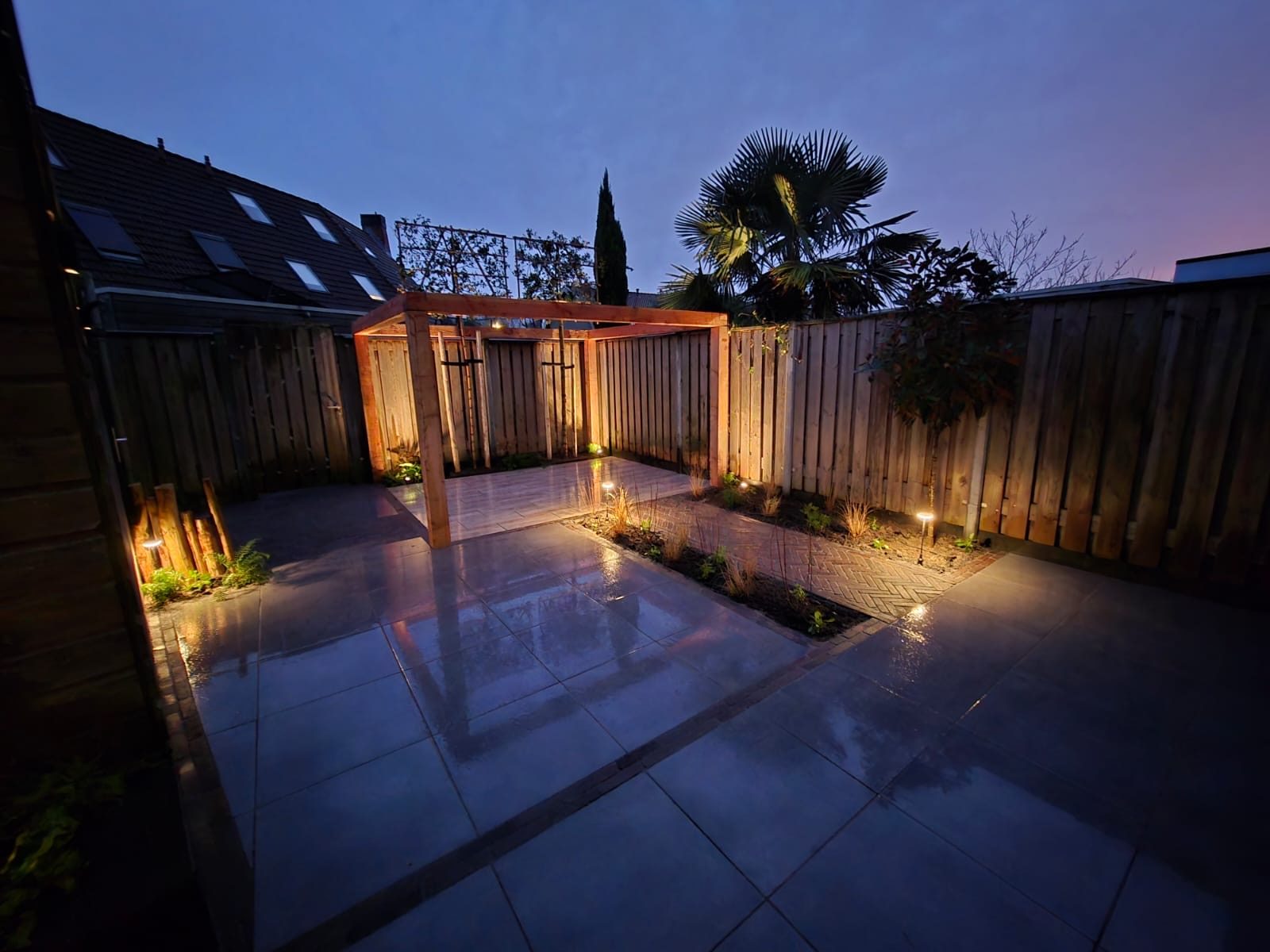 Verlichting en overkappingen in de tuin, terras met pergola en sfeerverlichting